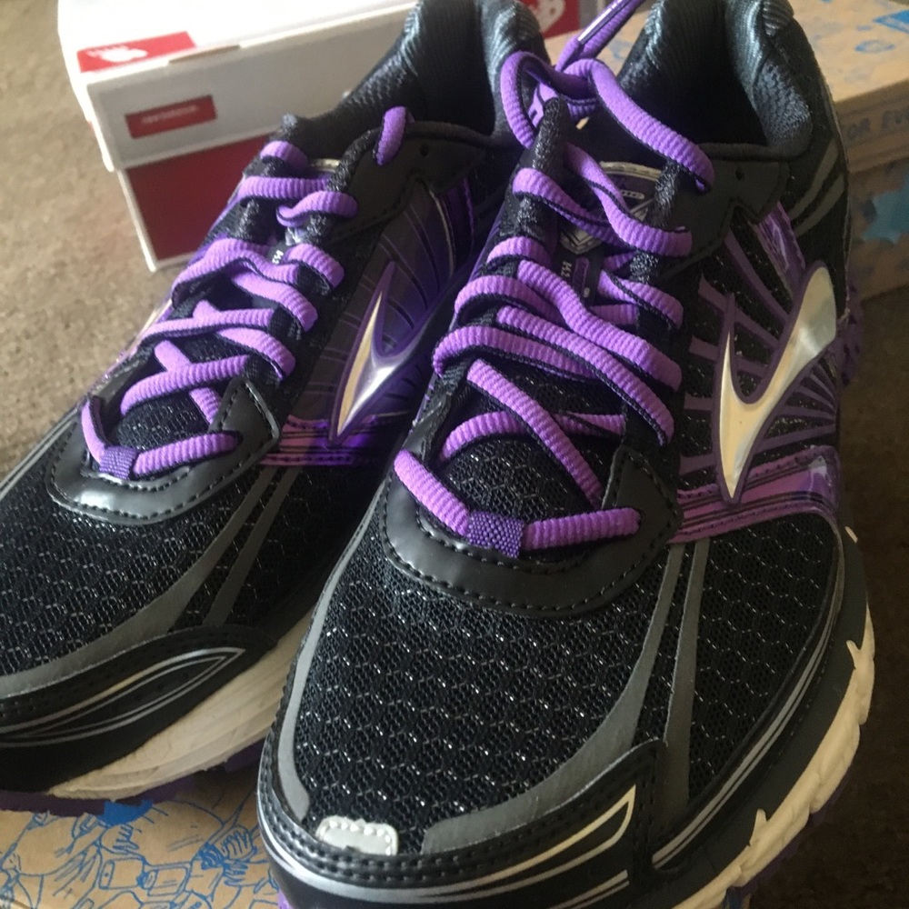 women’s brooks shoes